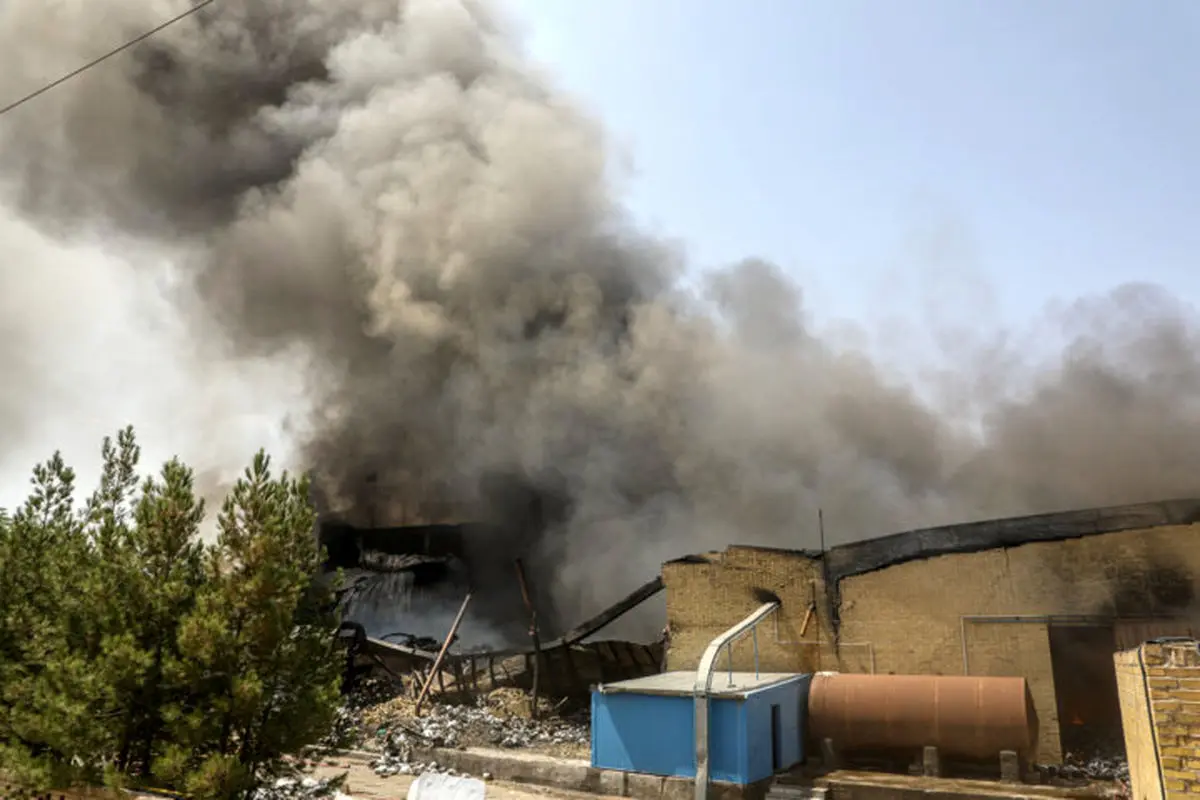 مصدومیت دو کارگر در آتش‌سوزی کارخانه رنگ