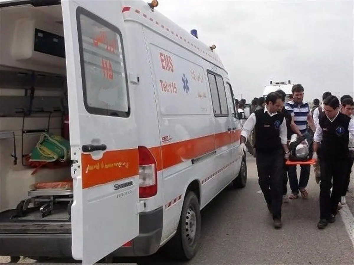 مصدومیت راننده آمبولانس در حادثه تصادف