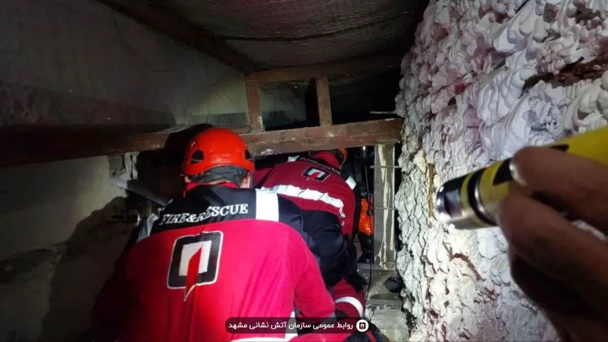 نجات جان کارگر نصاب کولر از داخل سقف کاذب