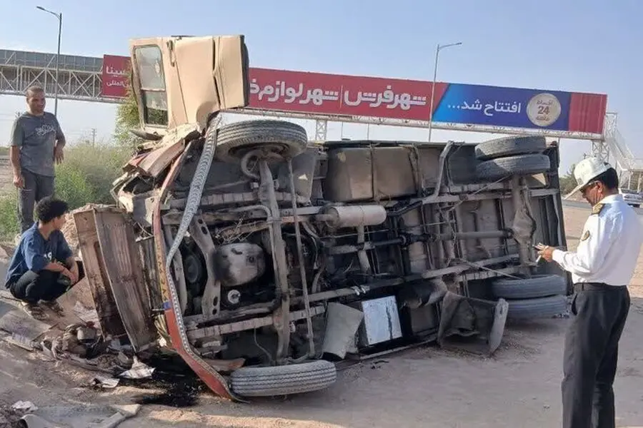 مینیبوس سرویس کارگران در یزد واژگون شد
