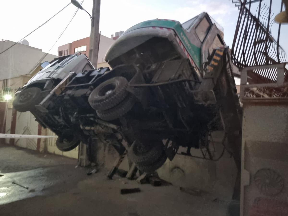 واژگونی جرثقیل و مصدومیت دو نفر