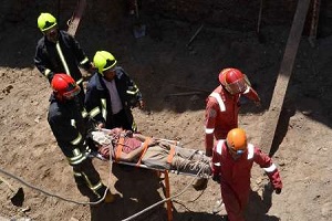 مصدومیت دو کارگر در پی ریزش آوار در محل گودبرداری