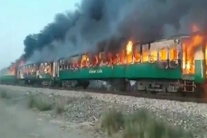 آتش‌سوزی قطار مسافربری در پاکستان جان ۷۳ نفر را گرفت