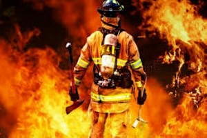 مصدومیت دو کارگر در آتش‌سوزی کارخانه تولیدکننده مواد آرایشی