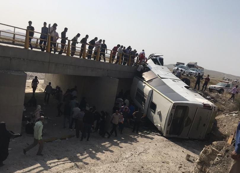 کشته و زخمی شدن ۲۳ نفر بر اثر واژگونی یک دستگاه اتوبوس در محور آبادان به ماهشهر