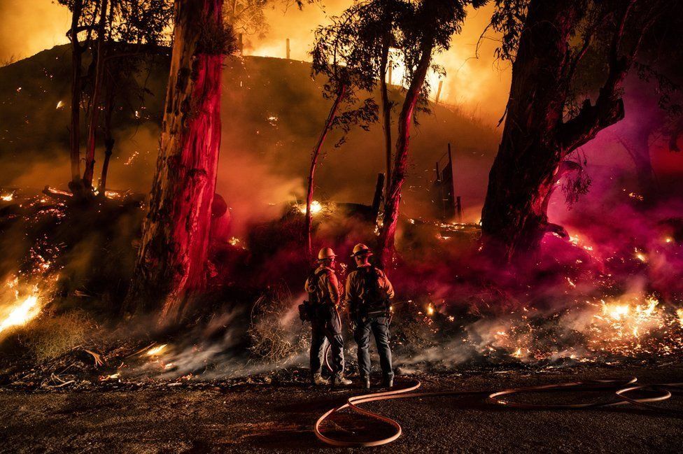 تلاش آتش‌نشانان برای مهار آتش‌سوزی جنگل‌های کالیفرنیا