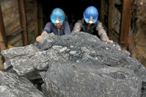 نجات دو معدنچی از زیر آوار زغال سنگ در تونل برناکی