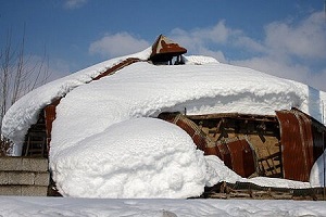 خسارت برف به ۶۵ خانه روستایی در فومن/امدادرسانی به مناطق درگیر برف با بالگرد در گیلان