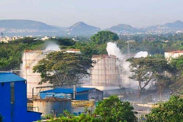 نشت گاز مرگبار کارخانه‌ای در هند بیش از ۱۰۰۰ مسموم بر جای گذاشت