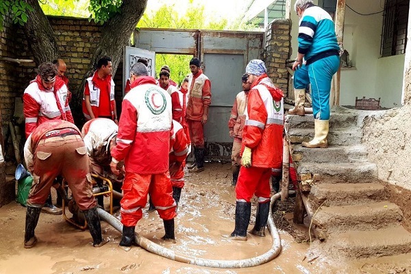 امدادرسانی هلال‌احمر به ١٠٣٣ سیل‌زده در ۵ استان