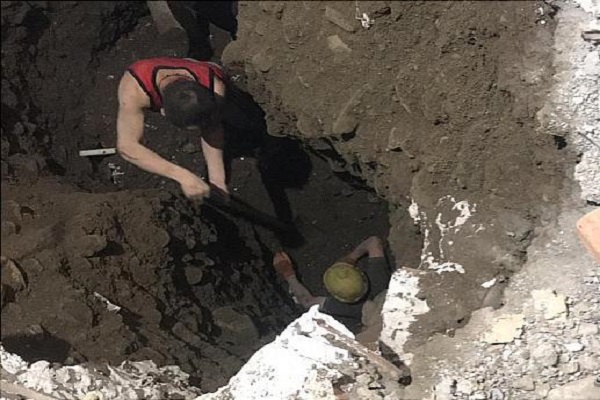 نجات سه کارگر از داخل چاه ریزش کرده