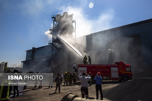 آتش سوزی کارخانه فولاد در شهرک شکوهیه قم
