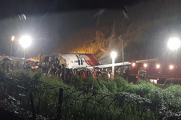 هواپیمای مسافربری هند روی باند فرودگاه دو تکه شد/جان باختن ۱۸ تن