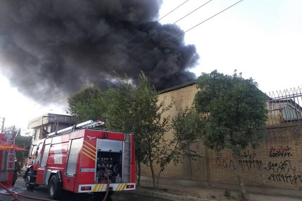 🎥انفجار و آتش سوزی در شهرک صنعتی چهاردانگه / مصدومیت یک آتش نشان