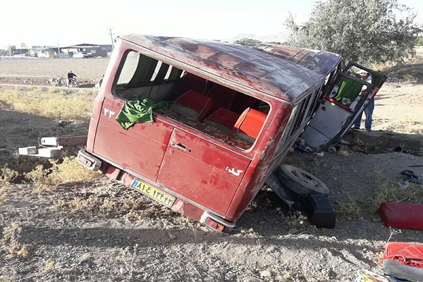 مصدومیت ۲۲ نفر در حادثه واژگونی مینی بوس در اصفهان