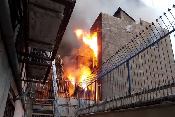 🎥 آتش‌سوزی گسترده در انبار نخ در خیابان جمهوری + فیلم