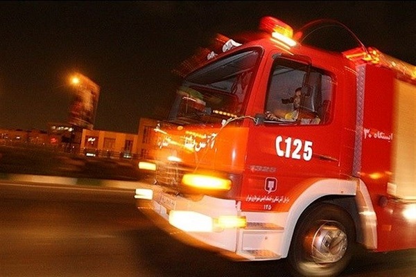 مصدومیت دو آتش‌نشان در عملیات اطفاء حریق یک ساختمان در تبریز