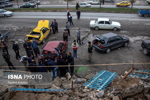 ریزش دیوار آرامستان بهشت محمدی سنندج و خسارت ۱۲ خودرو + تصاویر