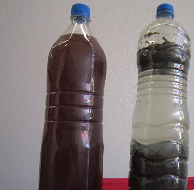بطری سمت راست لیگنین رسوب شده فاضلاب و بطری سمت چپ فاضلاب کارخانه چوکا 