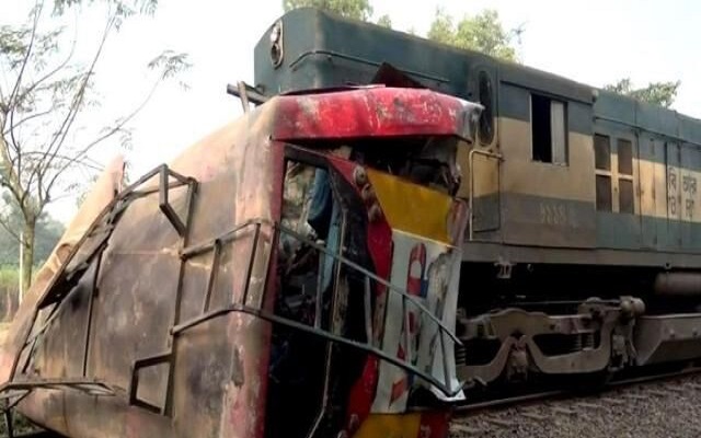 برخورد قطار با اتوبوس مسافربری در بنگلادش جان ۱۲ تن را گرفت