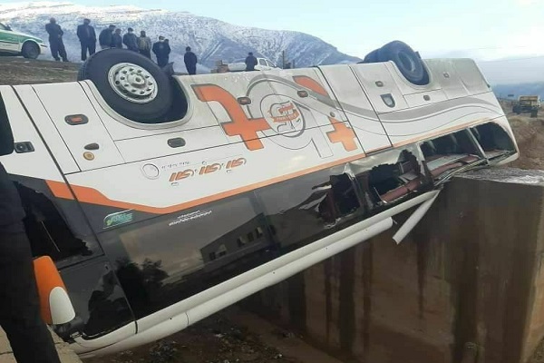 جزییات تصادف اتوبوس اسکانیا و نیسان با ۲ کشته و ۱۸ زخمی در چهارمحال ‌و بختیاری