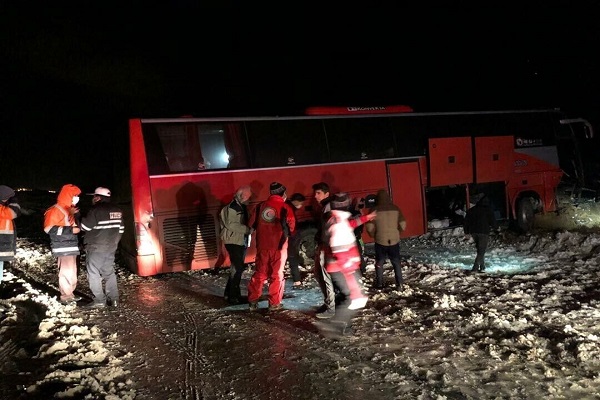 واژگونی اتوبوس حامل کارگران معدن چهل کوره در مسیر زاهدان – بم هشت مجروح برجا گذاشت