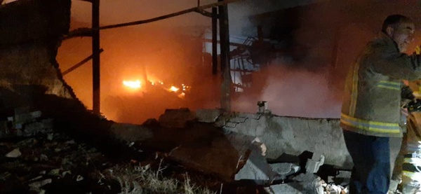 حریق در یک کارگاه صنعتی در تهران/ مصدوم شدن سه آتش نشان حین عملیات