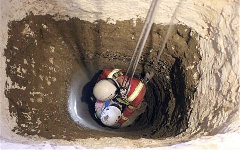 نجات کارگر چاه‌کن از عمق ۱۴۰متری چاه
