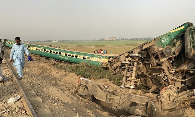 خروج قطار مسافربری از ریل در پاکستان ۲۶ کشته و زخمی بر جای گذاشت