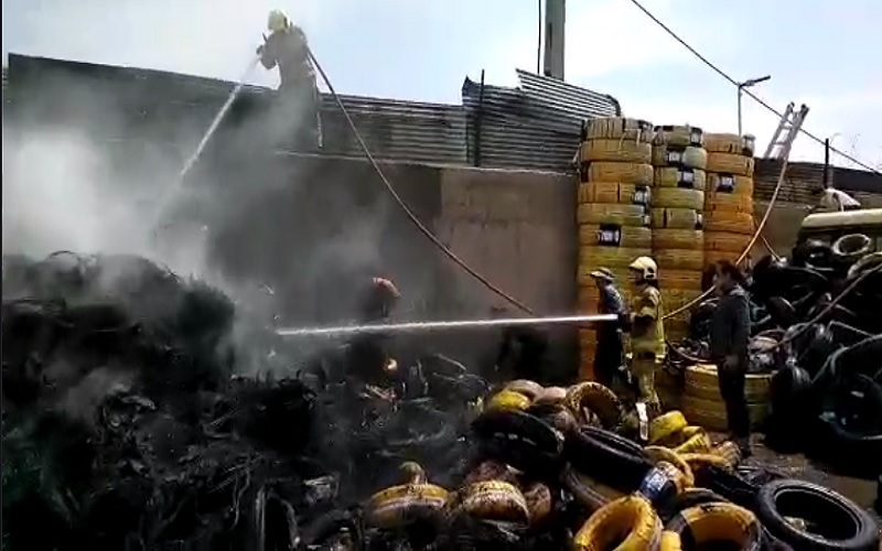 ویدئو / آتش سوزی گسترده در یک بارانداز در مشیریه