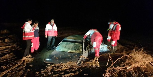 ۱۴ کارگر بر اثر وقوع سیلاب در معدن سنگ آهن «بند نرگس» بادرود دچار حادثه شدند