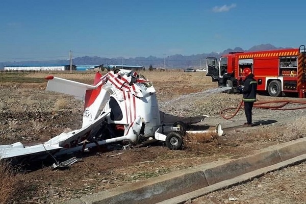 سقوط یک هواپیمای آموزشی در فرودگاه اراک جان ۲ نفر را گرفت