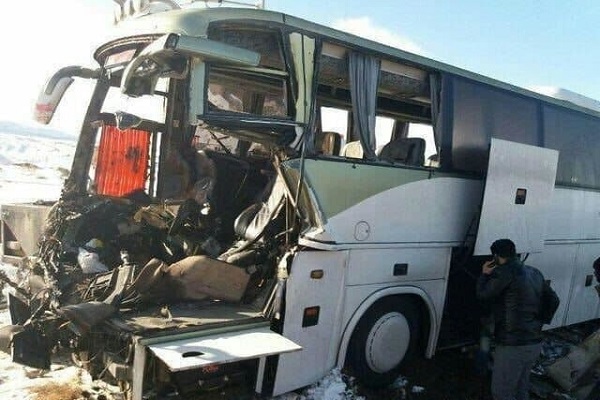 برخورد اتوبوس با تریلر در قم به کشته و زخمی شدن ۹ نفر منجر شد