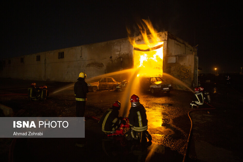 گزارش تصویری انفجار و آتش سوزی شب گذشته کارگاه شارژ سلیندرهای گاز مایع – قم
