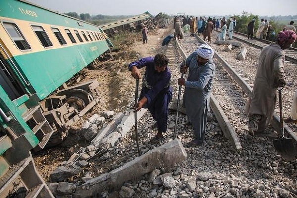 قربانیان حادثه برخورد دو قطار در پاکستان به ۵۱ نفر افزایش یافت