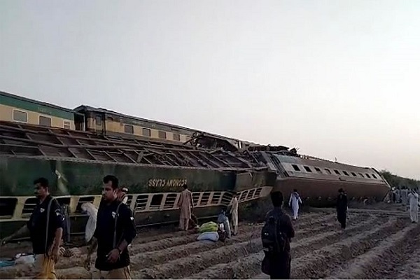 📽 ویدئو / برخورد مرگبار دو قطار در جنوب پاکستان