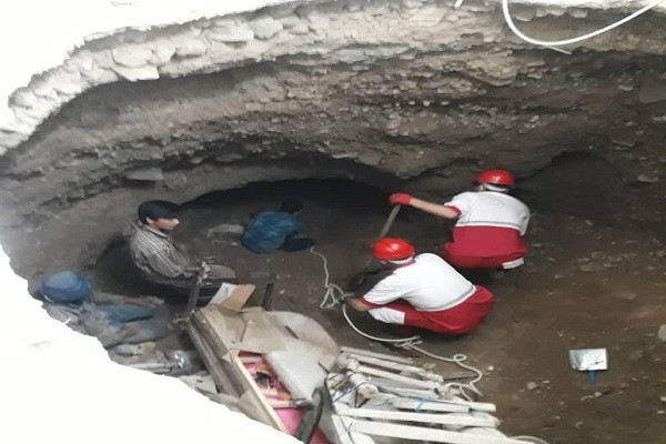 نجات ۲ نفر از زیر آوار بر اثر فرونشست زمین در فیروزکوه