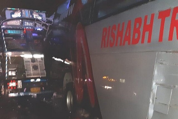 برخورد مرگبار کامیون با اتوبوس در شمال هند جان ۱۸ کارگر را گرفت