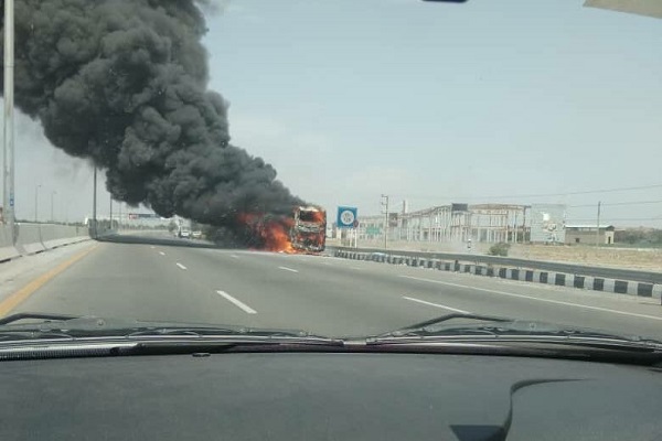 آتش‌سوزی اتوبوس و نجات ۲۰ مسافر در آزادراه تهران – قم + تصاویر