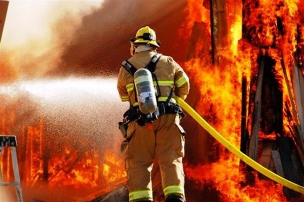 مصدومیت ۴ کارگر در آتش‌سوزی یک کارگاه تراشکاری