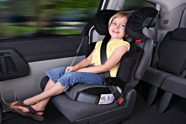 چرا نشستن کودکان زیر ۱۲ سال بر صندلی جلوی خودرو مجاز نیست؟