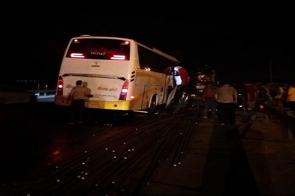 تصادف اتوبوس با تریلر در جاده کاشان- قم با ۲۲ مصدوم