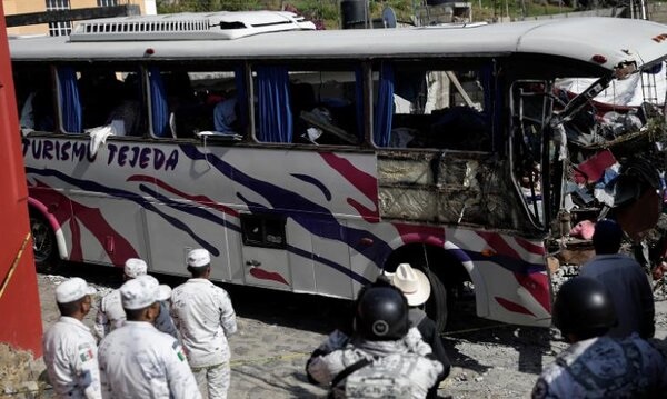 ۳۹ کشته و زخمی در تصادف اتوبوس با خانه مسکونی در مکزیک