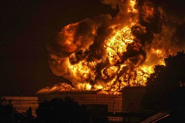 مهار آتش‌سوزی گسترده در یکی از پالایشگاه‌های نفت اندونزی