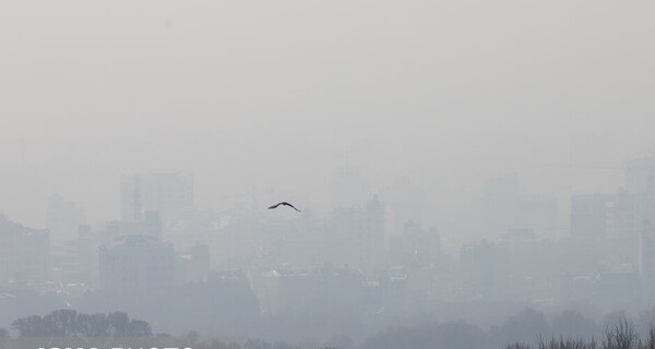 وزارت بهداشت: انباشت آلاینده‌های هوا خطر ابتلا به کرونا را افزایش می‌دهد