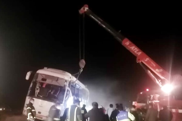 واژگونی اتوبوس اصفهان – بندر عباس در شهربابک/۱ کشته و ۱۷ مصدوم