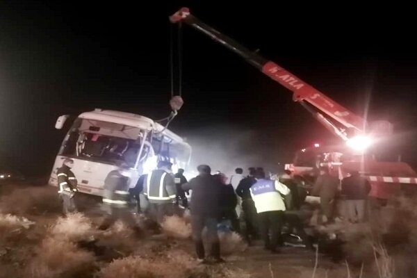 واژگونی یک دستگاه اتوبوس حامل کارگران در جاده بوئین زهرا