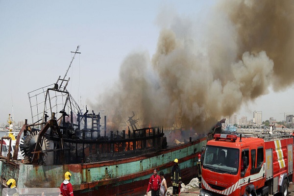 آتش‌در اسکله بندر نخل تقی با سوختن ۷ شناور باری خاموش شد/ هیچ خدمه‌ای آسیب ندید