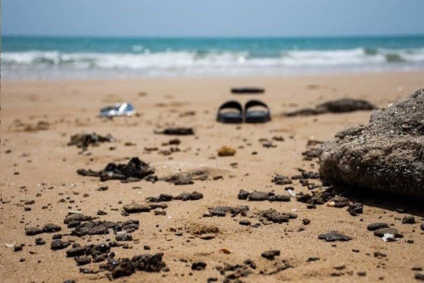 لکه‌های نفتی اطراف جزیره خارگ به ساحل بوشهر رسید