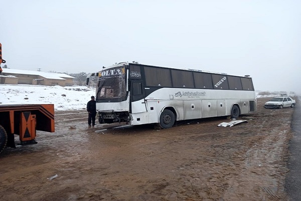 مصدومیت ۱۲ نفر بر اثر تصادف اتوبوس حامل کارگران اصفهانی با یک سواری